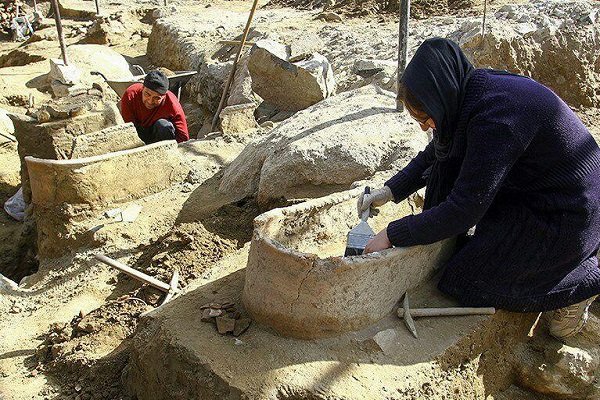 تابوت سفالی دوران اشکانی به هگمتانه منتقل شد