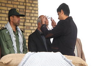 اهدای مدال طلا توسط جوان کوهدشتی به پدر شهید مدافع حرم