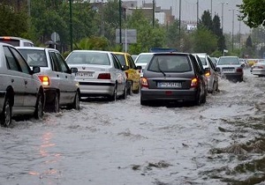 جاری شدن سیلاب در یک محور مواصلاتی سردشت