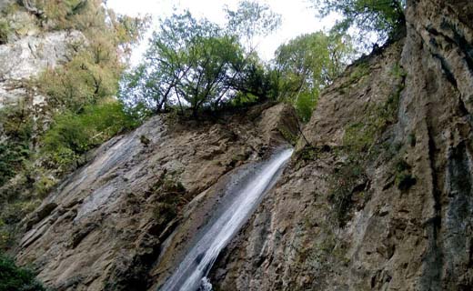 نمایی از آبشار بی‌نطیر زیبا و چشم‌نواز زیارت در گرگان + فیلم