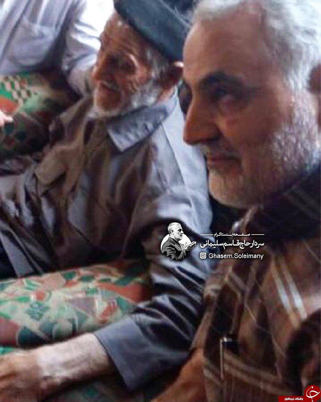 تصویری از حاج قاسم سلیمانی در کنار پدر