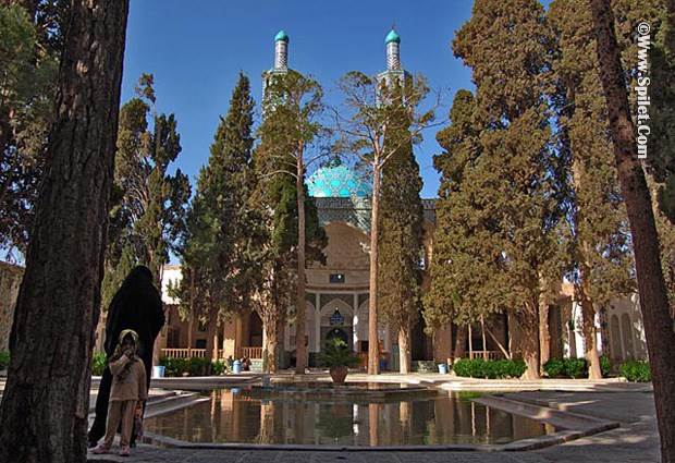 آرامگاه شاه نعمت الله ولی نگینی فیروزه ای در دل ماهان