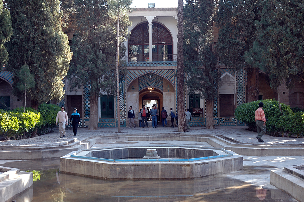 آرامگاه شاه نعمت الله ولی نگینی فیروزه ای در دل ماهان
