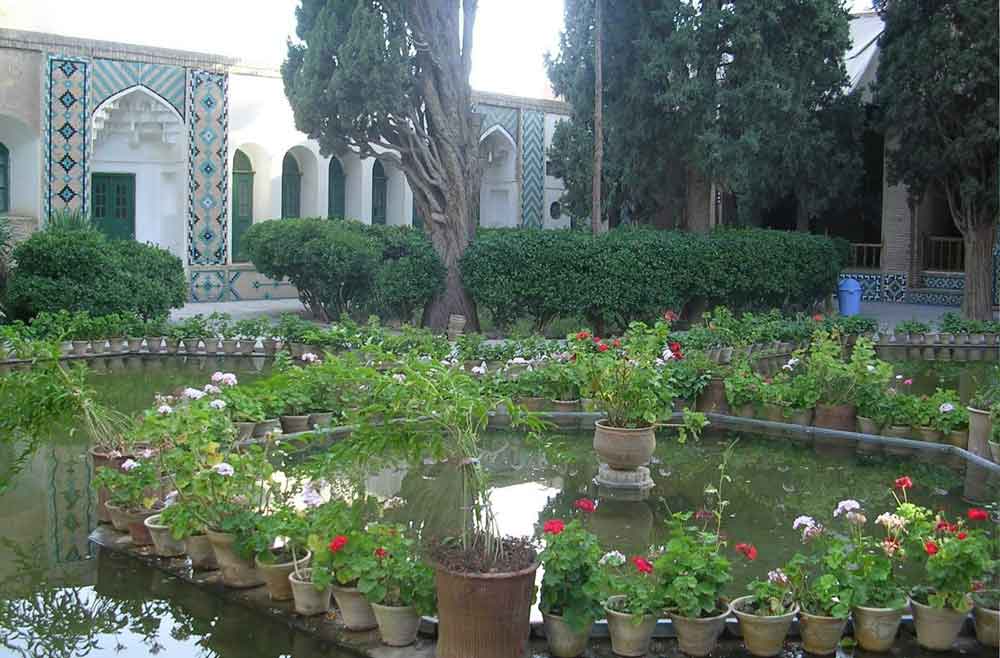 آرامگاه شاه نعمت الله ولی نگینی فیروزه ای در دل ماهان