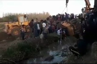 نجات معجزه آسای راننده بیل مکانیکی واژگون شده در بستر نهر پر&nbsp;&nbsp;&nbsp;&nbsp;&nbsp;&nbsp;