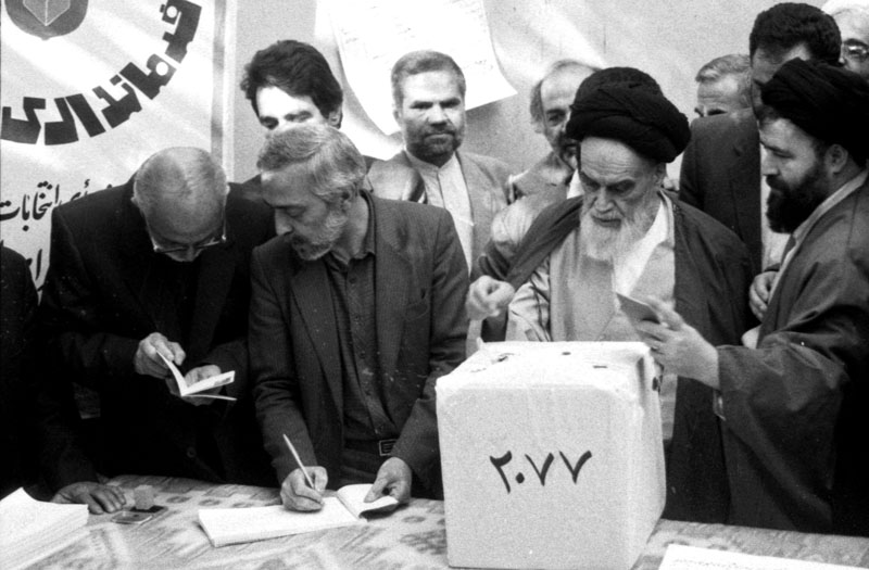 لحظه رای دادن امام خمینی از داخل ماشین در همه پرسی جمهوری اسلامی + فیلم