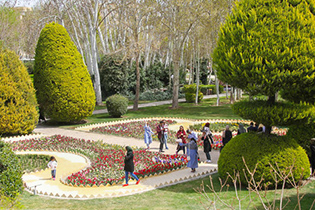 بازدیدروزانه بیش از ۸ هزار نفر از باغ گلهای اصفهان