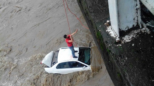 نجات جان خانواده ۵ نفره توسط مامور فداکار