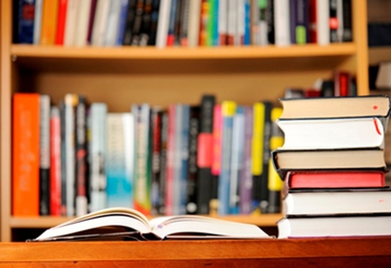 اهداء کتاب به مسافران نوروزی