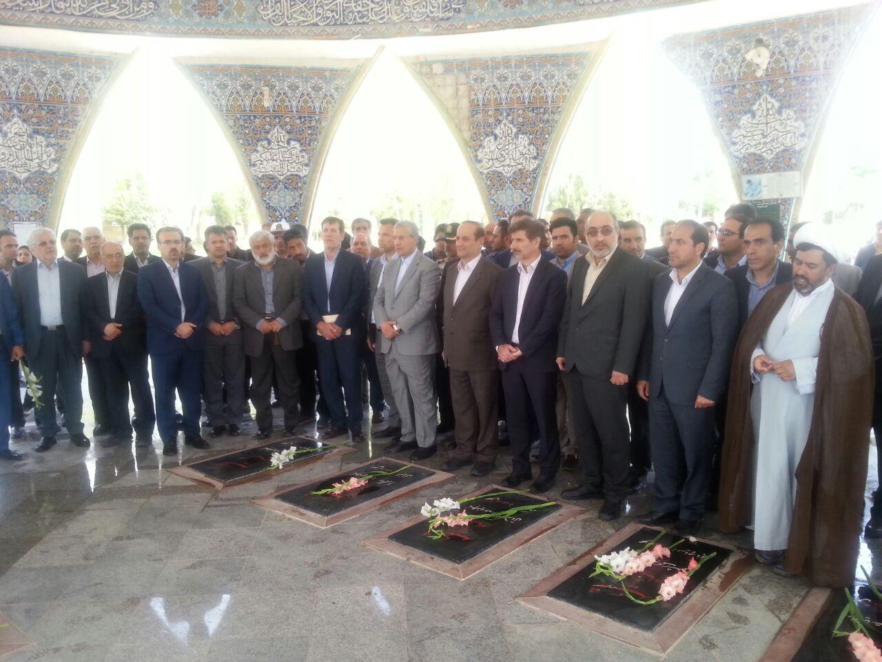 حضور وزیر تعاون، کار و رفاه اجتماعی در مزار شهدای ایلام