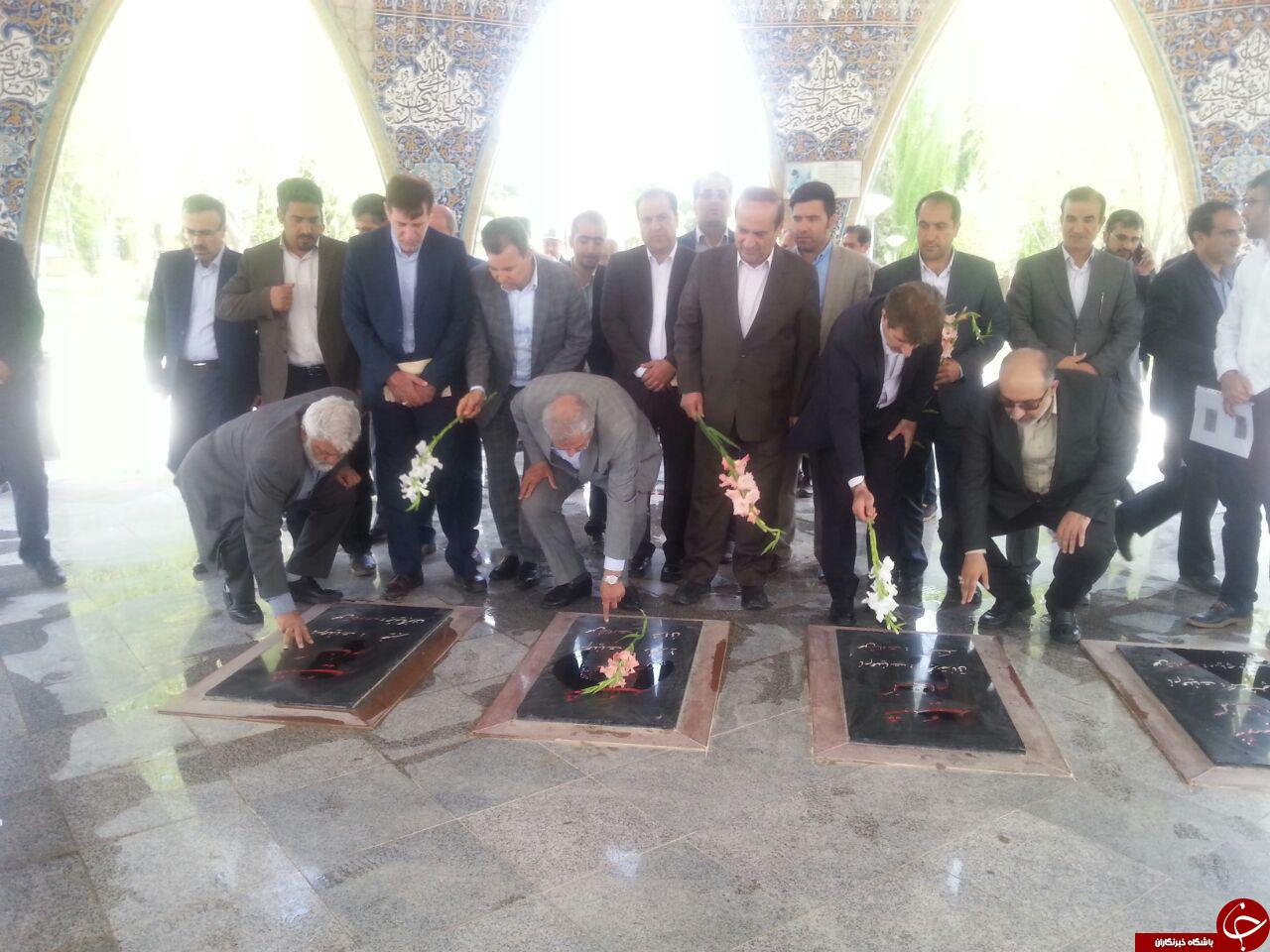 حضور وزیر تعاون، کار و رفاه اجتماعی در مزار شهدای ایلام