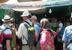 استقبال مسافران نوروزی از نمایشگاه عکس یزد حسینیه ایران