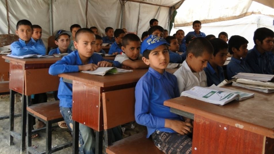 رایزنی مقامات لوگر با طالبان برای بازگشایی 30 مکتب در این ولایت