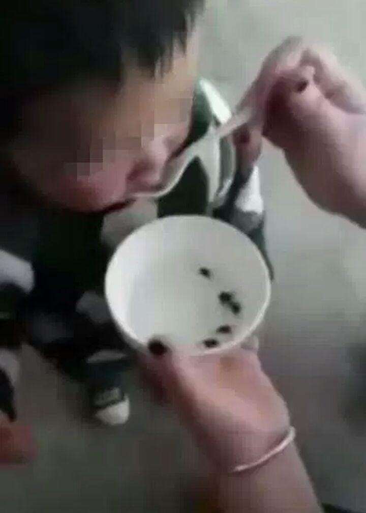 خوراندن بچه قورباغه زنده به کودک خردسال! فیلم /////////////////////////