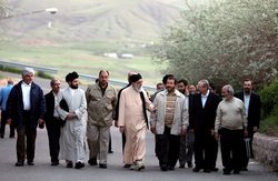 کوهپیمایی رهبر انقلاب در یک روز جمعه و ابراز احساسات جوانان از دیدار غیرمنتظره ایشان +فیلم