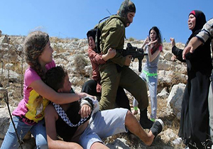 ویدئویی از تلاش‌ دختر فلسطینی برای نجات مادرش از چنگ صهیونیست‌ها که جهان را تکان داد