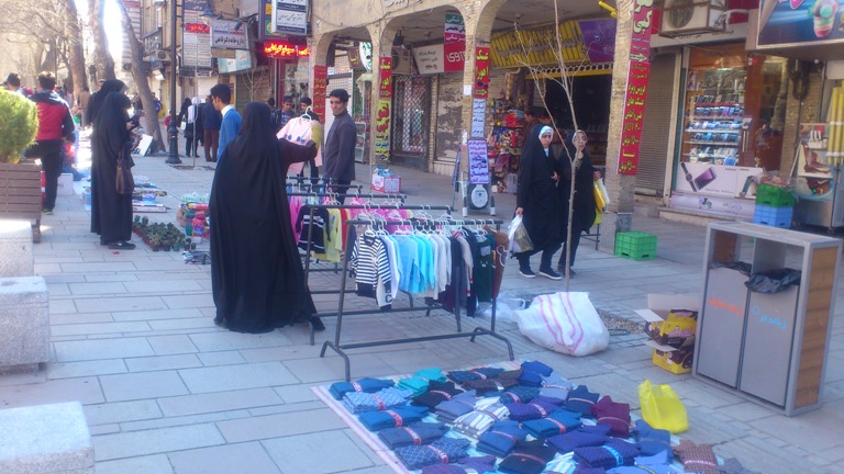 ساماندهی دست فروشان همدان در بازار روزهای شهرداری &nbsp;