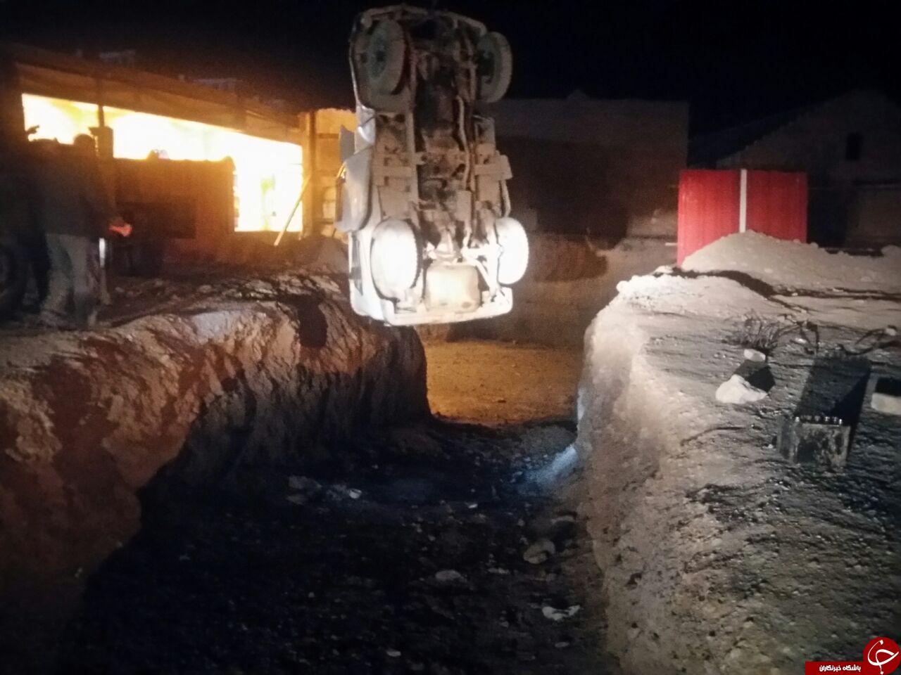 سقوط تلخ خودرو به داخل گودال + تصاویر