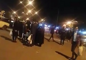 نبود تاکسی و سرگردانی مسافران در مشهد + فیلم