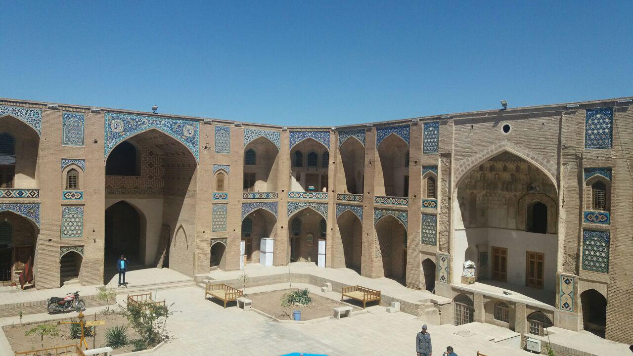 ترکیب کاروانسراها وبازارها ومساجد عهد صفویه را در بازار بزرگ کرمان ببینید ترکیب کاروانسراها وبازارها ومساجد عهد صفویه را در بازار بزرگ کرمان ببینید