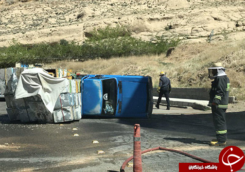 واژگونی یک دستگاه نیسان حامل زنبور عسل حادثه آفرید