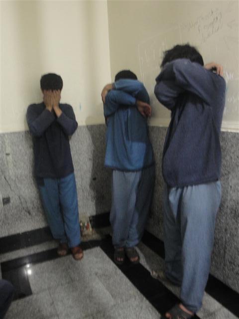 باند 3 نفره سرقت داخل خودرو بعد از 100 دزدی به دام افتادند + تصاویر