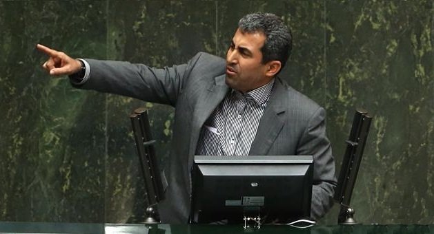 سر باز زدن بانکها از ارائه ارز، تیر خلاص به مدیریت اقتصاد کشور است