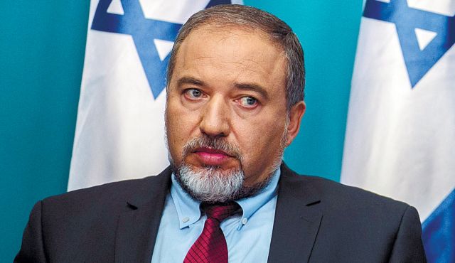 لیبرمن: نباید اجازه دهیم ایرانی ها طناب دار را به دور گردن ما بیاویزند
