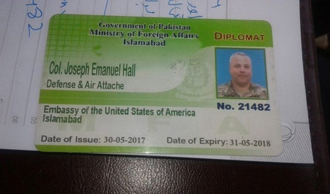 پلیس پاکستان به دنبال جلوگیری از خروج یک دیپلمات آمریکایی