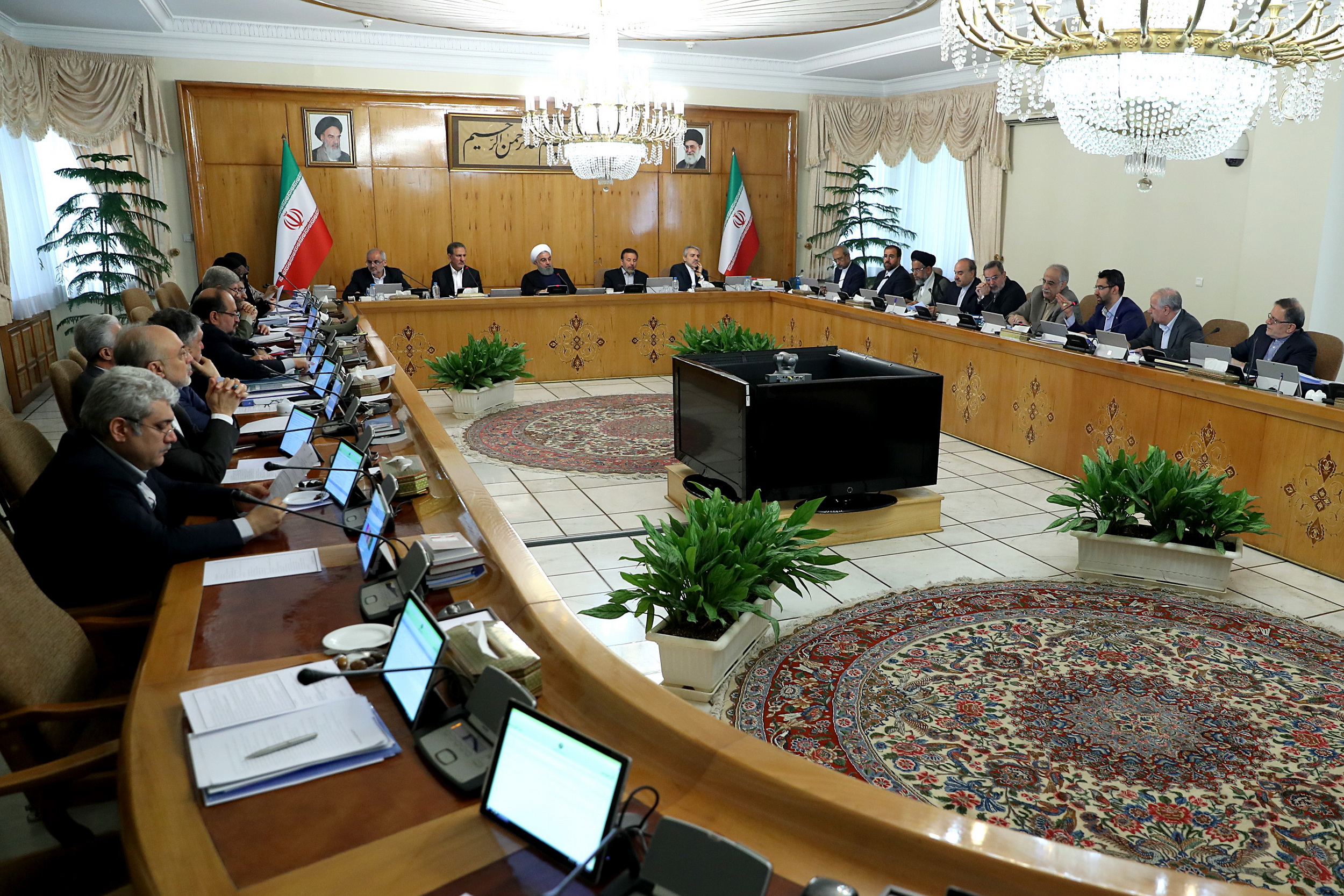 با برون&zwnj;سپاری برخی از خدمات دستگاه های اجرایی به دفاتر پیشخوان دولت موافقت شد/ تعیین فهرست پروژه های اولویت دار دولت الکترونیک