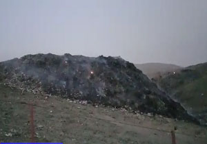 آتش زدن کوه زباله در نهاوند + فیلم