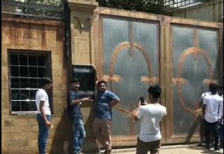 صف طولانی مردم برای سلفی گرفتن با درب خانه بازیگر معروف!+فیلم