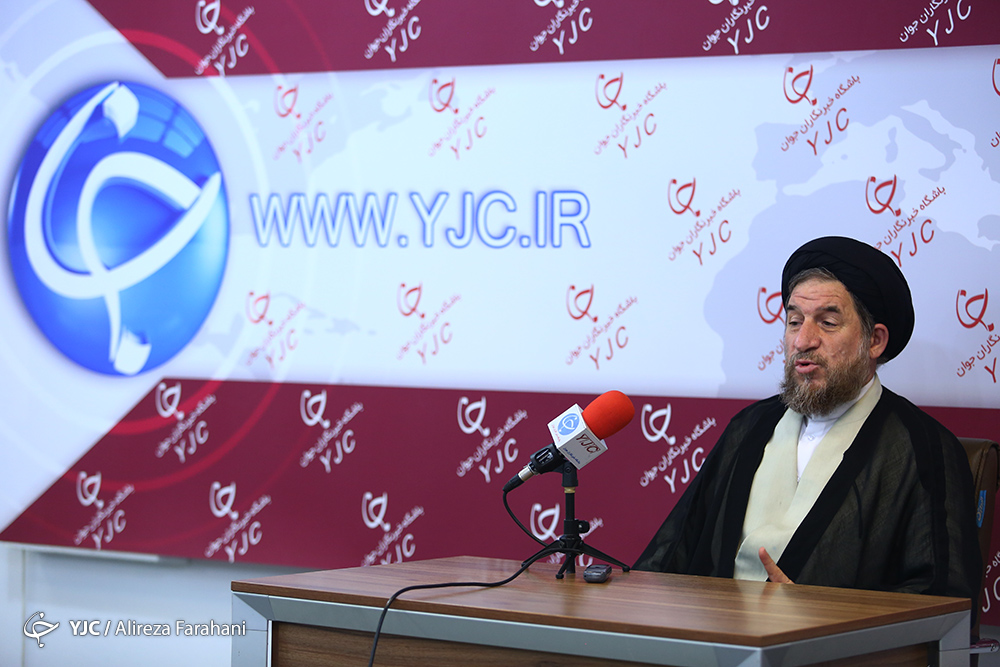 انتصاب&zwnj;های آقای احمدی نژاد معمولا اختلاف برانگیز بود/تعداد کمی از اعضای دولت نهم و دهم در کنار احمدی نژاد هستند/ رفتار&zwnj;های احمدی نژاد به تضعیف نظام منجر می&zwnj;شود/احمدی نژاد و نزدیکانش وارد حاشیه شدند/اصولگرا&zwnj;ها زمانی از احمدی&zwnj;نژاد حمایت کردند که در مسیر ولایت بود/جریان احمدی نژاد از مسیر درست خارج شده و نمی&zwnj;تواند به حیات سیاسی اش ادامه دهد /حمایت اصولگرایان از احمدی&zwnj;نژاد مشروط بود/ حمایت اصولگرایان از احمدی نژاد به معنی دربست قبول کردن او نبود