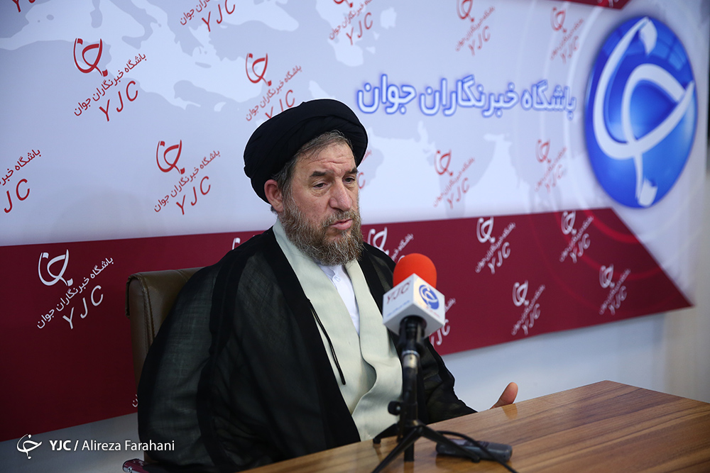 انتصاب&zwnj;های آقای احمدی نژاد معمولا اختلاف برانگیز بود/تعداد کمی از اعضای دولت نهم و دهم در کنار احمدی نژاد هستند/ رفتار&zwnj;های احمدی نژاد به تضعیف نظام منجر می&zwnj;شود/احمدی نژاد و نزدیکانش وارد حاشیه شدند/اصولگرا&zwnj;ها زمانی از احمدی&zwnj;نژاد حمایت کردند که در مسیر ولایت بود/جریان احمدی نژاد از مسیر درست خارج شده و نمی&zwnj;تواند به حیات سیاسی اش ادامه دهد /حمایت اصولگرایان از احمدی&zwnj;نژاد مشروط بود/ حمایت اصولگرایان از احمدی نژاد به معنی دربست قبول کردن او نبود