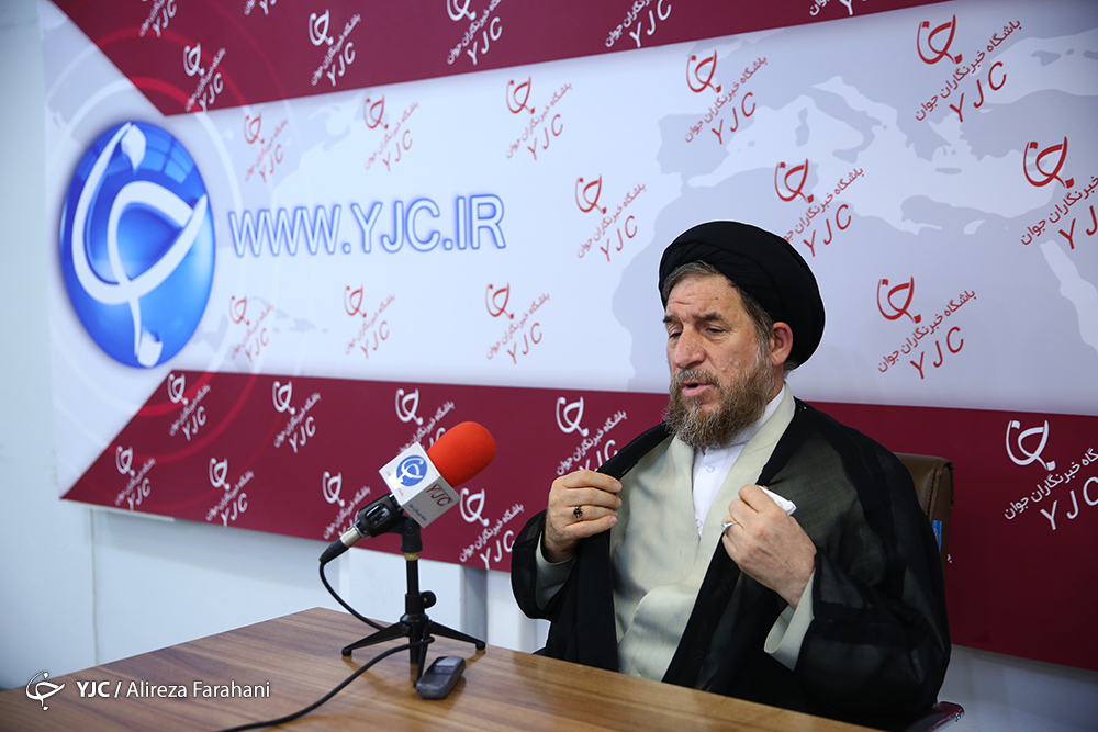 انتصاب&zwnj;های آقای احمدی نژاد معمولا اختلاف برانگیز بود/تعداد کمی از اعضای دولت نهم و دهم در کنار احمدی نژاد هستند/ رفتار&zwnj;های احمدی نژاد به تضعیف نظام منجر می&zwnj;شود/احمدی نژاد و نزدیکانش وارد حاشیه شدند/اصولگرا&zwnj;ها زمانی از احمدی&zwnj;نژاد حمایت کردند که در مسیر ولایت بود/جریان احمدی نژاد از مسیر درست خارج شده و نمی&zwnj;تواند به حیات سیاسی اش ادامه دهد /حمایت اصولگرایان از احمدی&zwnj;نژاد مشروط بود/ حمایت اصولگرایان از احمدی نژاد به معنی دربست قبول کردن او نبود