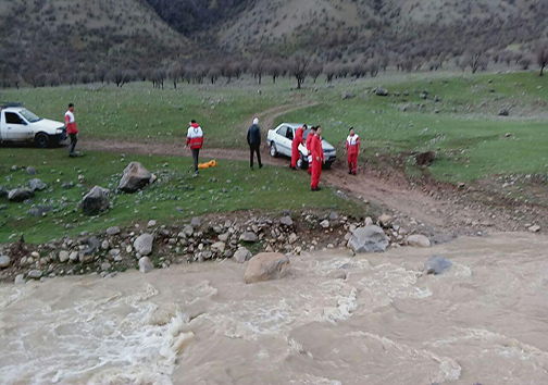 نجات گردشگران گرفتار در سیلاب/ربا و بانکداری ربوی موجب آبروبری است/سرریز شدن آب سد سرابی تویسرکان صحت ندارد /جمعه خونین در جاده&zwnj;های فیروزآباد
