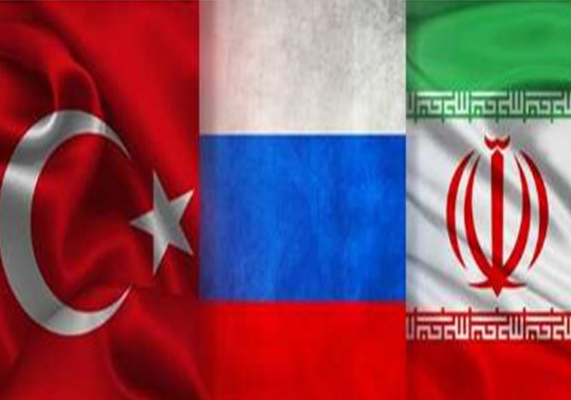 برافراشته شدن پرچم های سوریه، روسیه و ایران توسط مردم سوریه + فیلم