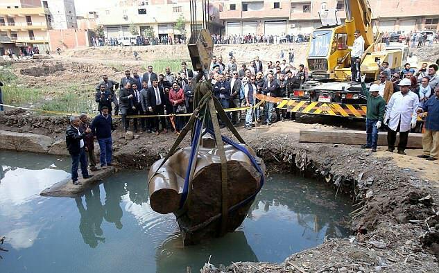 ترمیم مجسمه باستانی مصری به وسیله باستان شناسان