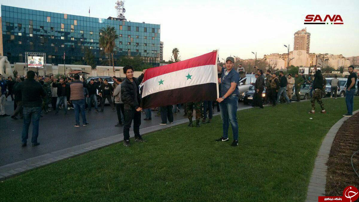 تجمع صدها سوری در بزرگترین میدان دمشق پس از تجاوز ائتلاف آمریکایی+ تصاویر