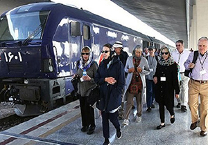 قطار گردشگران خارجی وارد اصفهان می شود