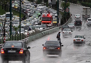 ترافیک سنگین در آزادراه کرج-تهران/ بارش برف و باران در استان‌های مازندران و تهران