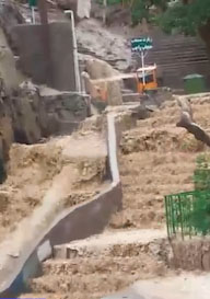 فیلمی از جاری شدن سیلاب در روستای چاه مزار سفلی