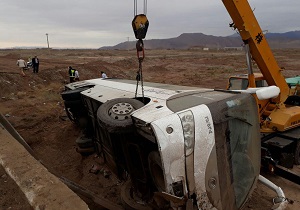 اتوبوس مسافران هندی در محور آرادان_گرمسار واژگون شد