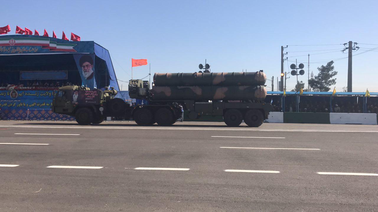یگان‌های محمول قرارگاه پدافند هوایی خاتم‌الانبیا از مقابل جایگاه رژه رفتند