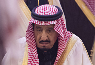 تلاش ملک سلمان در روخوانی متن سخنرانی اجلاس سران عرب+فیلم