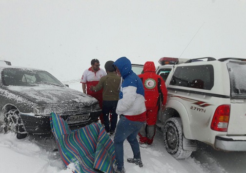امدادرسانی به در راه ماندگان برف و کولاک در قزوین امدادرسانی به در راه ماندگان برف و کولاک در قزوین