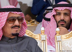 چاپلوسی به سبک سعودی ها مقابل ولیعهد و پادشاه عربستان+فیلم