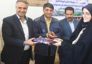 تجلیل مدیر سازمان دانش آموزی یزد از نماینده استان در مجلس دانش آموزی