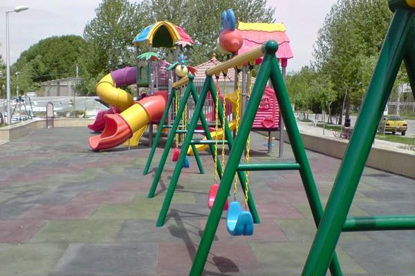 عملیات استانداردسازی تجهیزات بازی دهکده گردشگری انجام شد