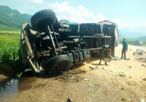 حادثه واژگونی تریلی در گالیکش + تصاویر